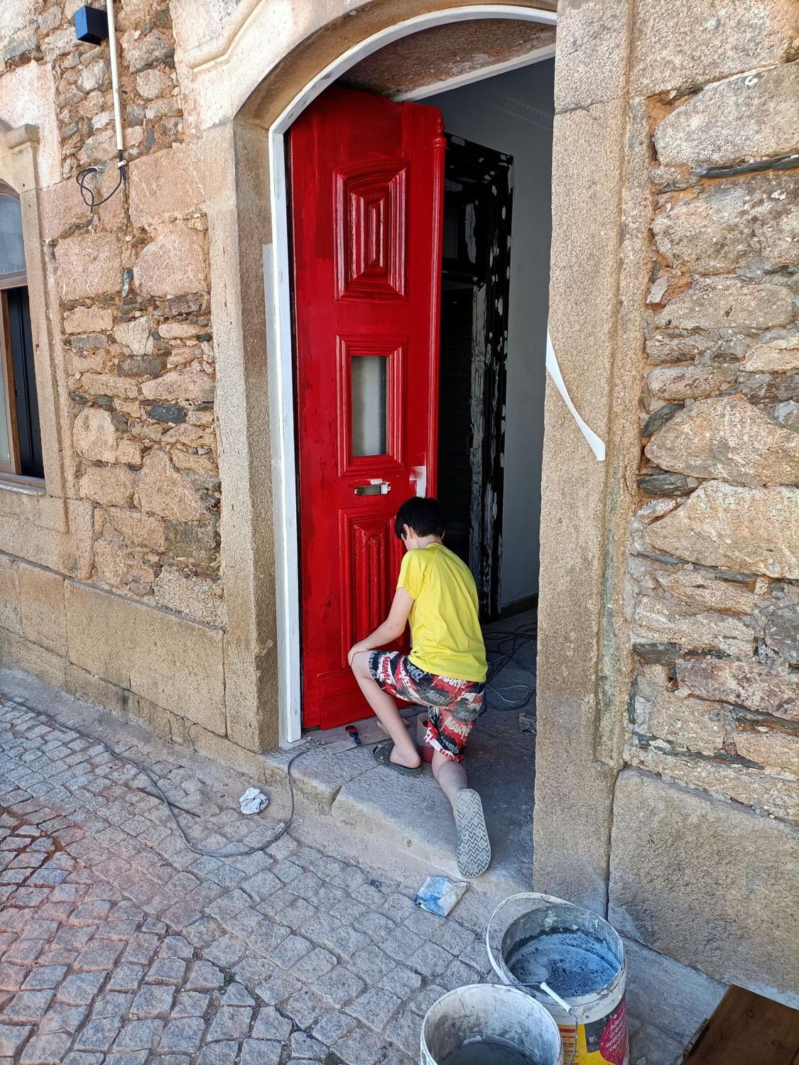 A porta a ser pintada de vermelho