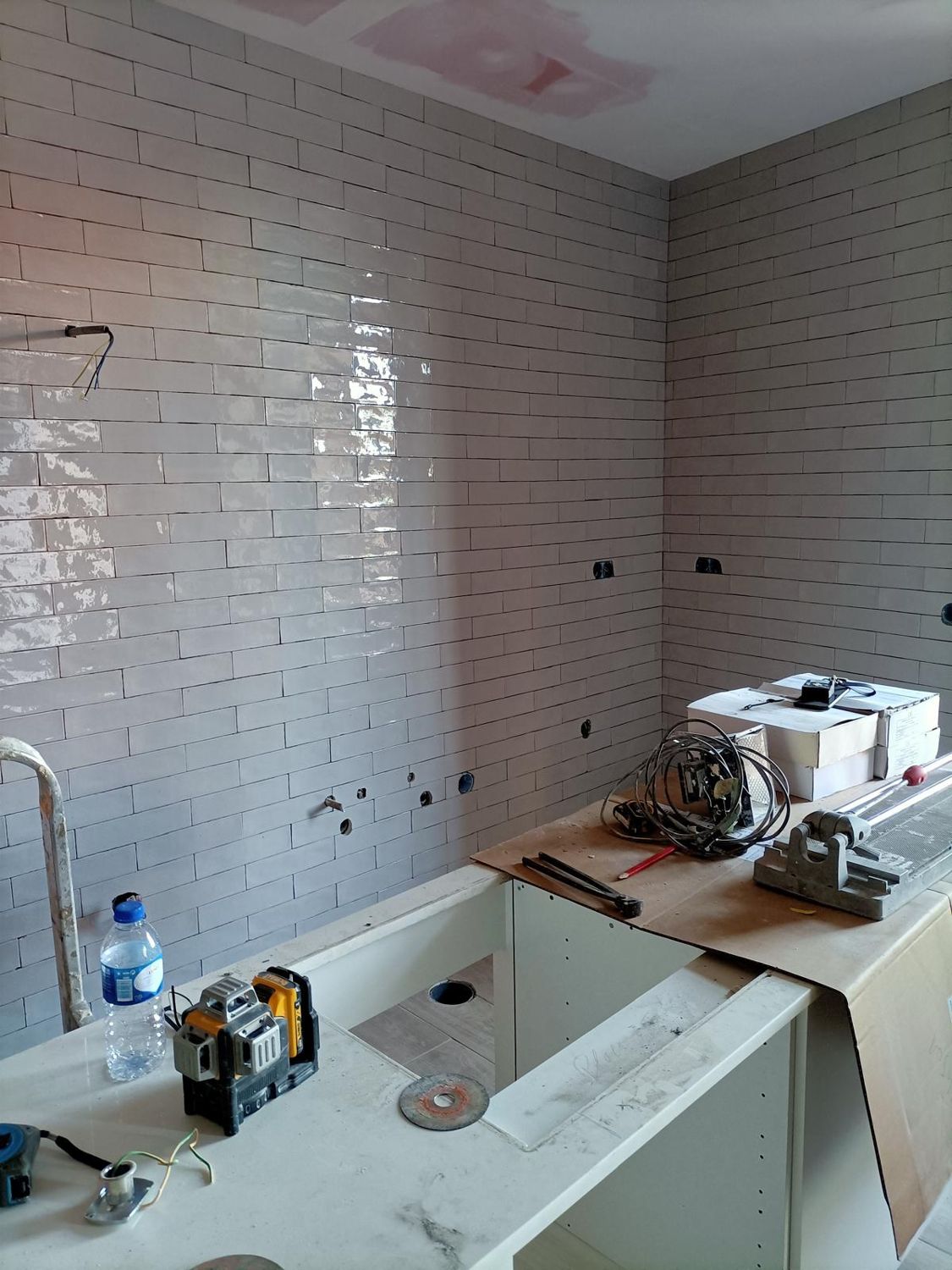 Azulejo assente na parede da cozinha