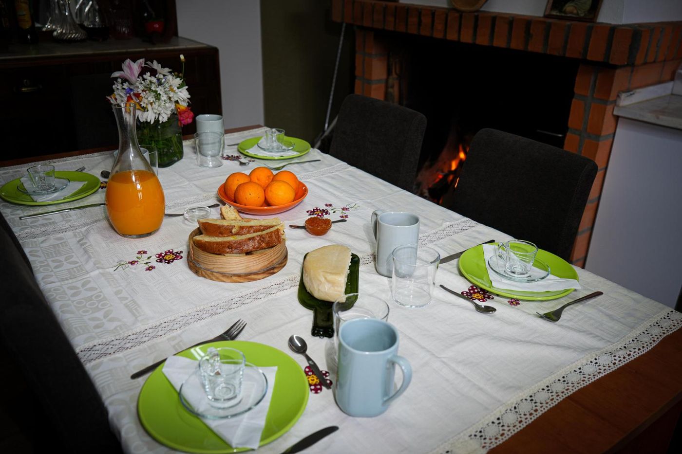 Mesa posta junto à lareira acesa